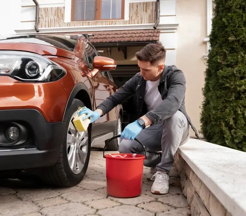 Lavage auto à domicile Althen-des-Paluds : professionnel intervenant sur un véhicule